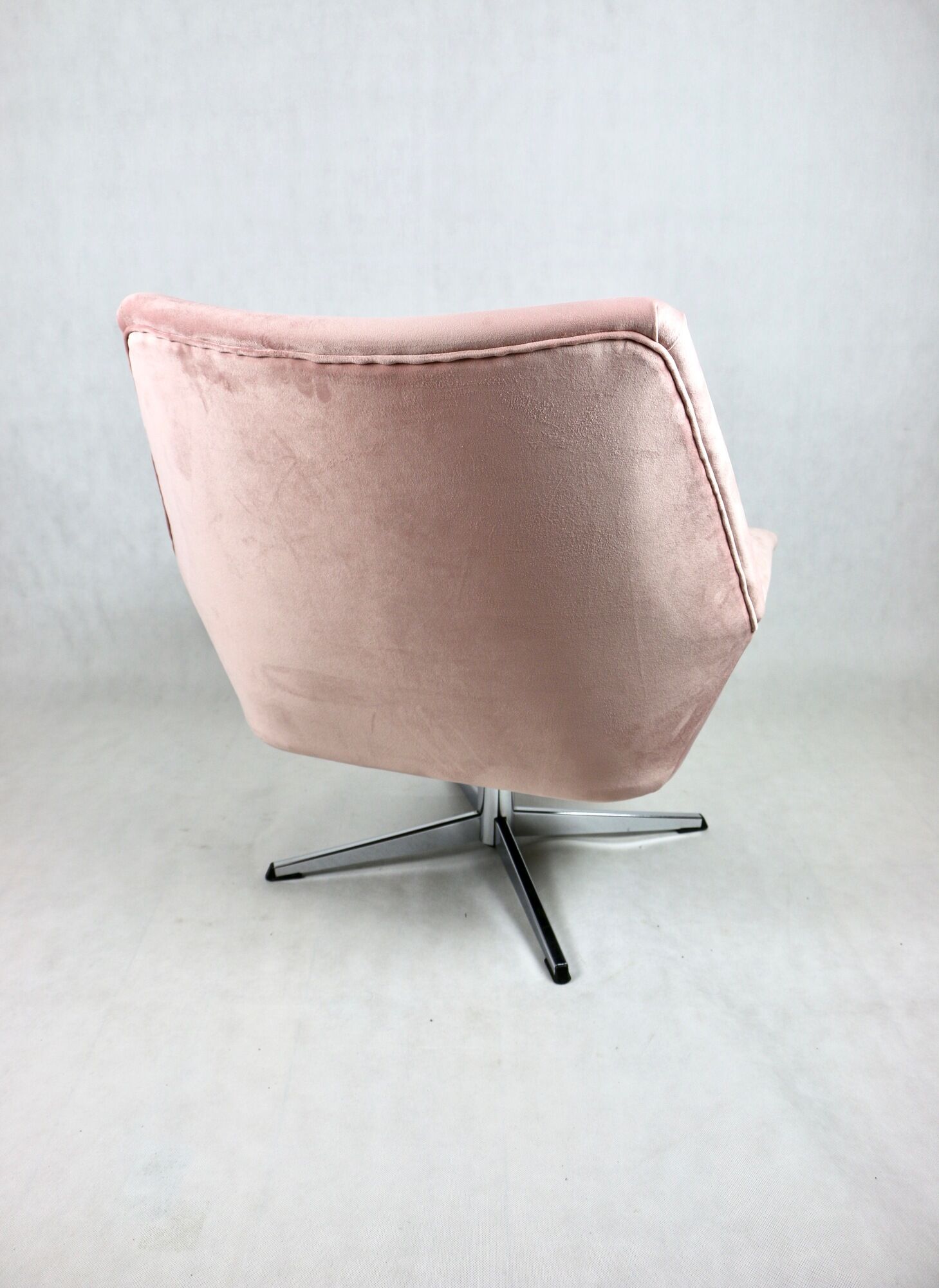 Pink swivel armchair, 1980s