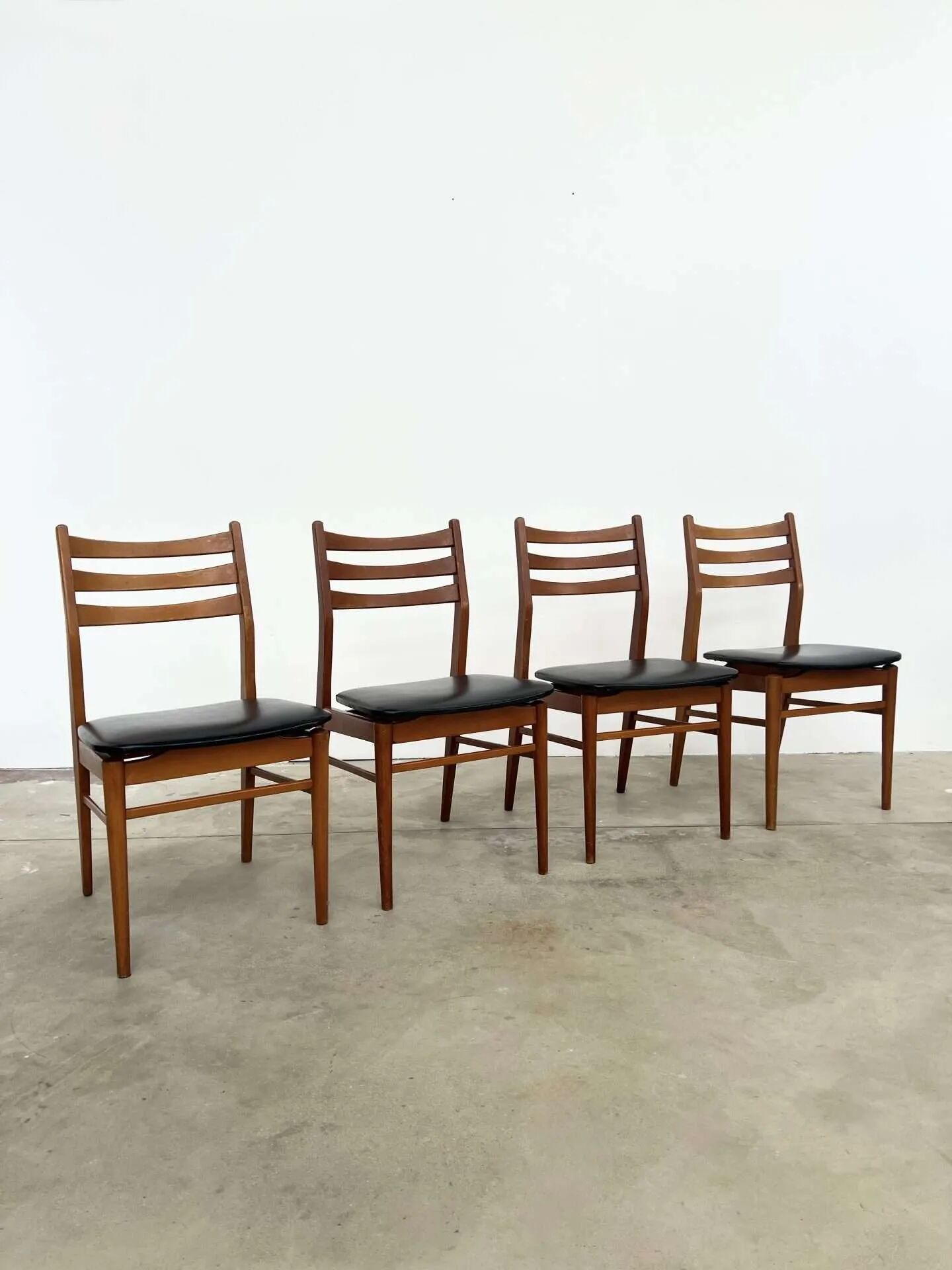 Lot de 4 chaises scandinaves hêtre et skai 60s