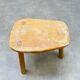 Tabouret tripode brutaliste en bois massif