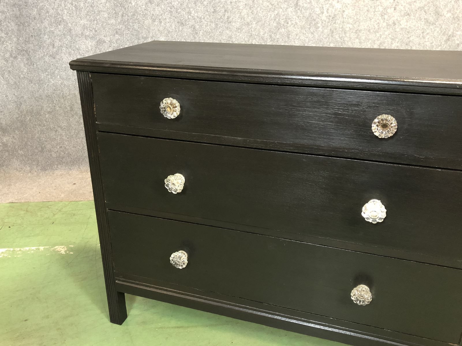 Chest of drawers in oak and glass buttons - 30 years