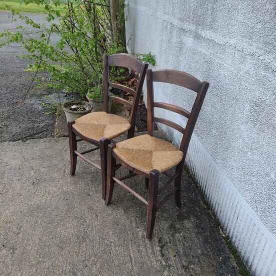 Pair of mulched chairs