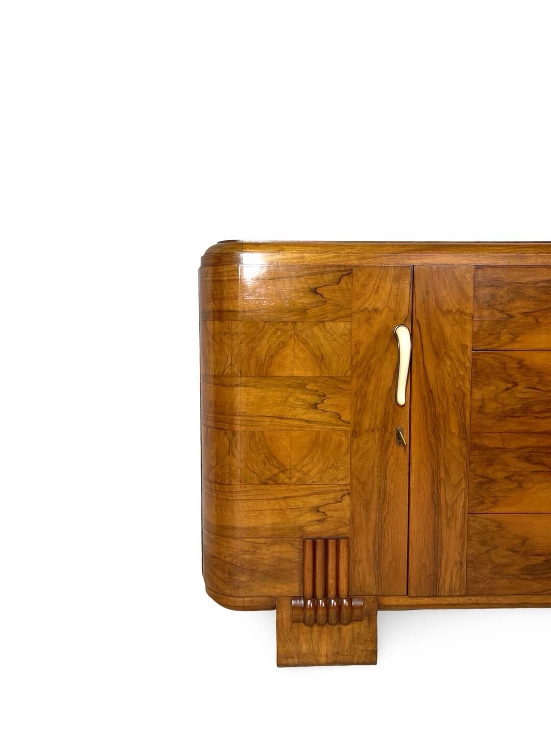 Buffet en noyer Art déco italien, de grande qualité.