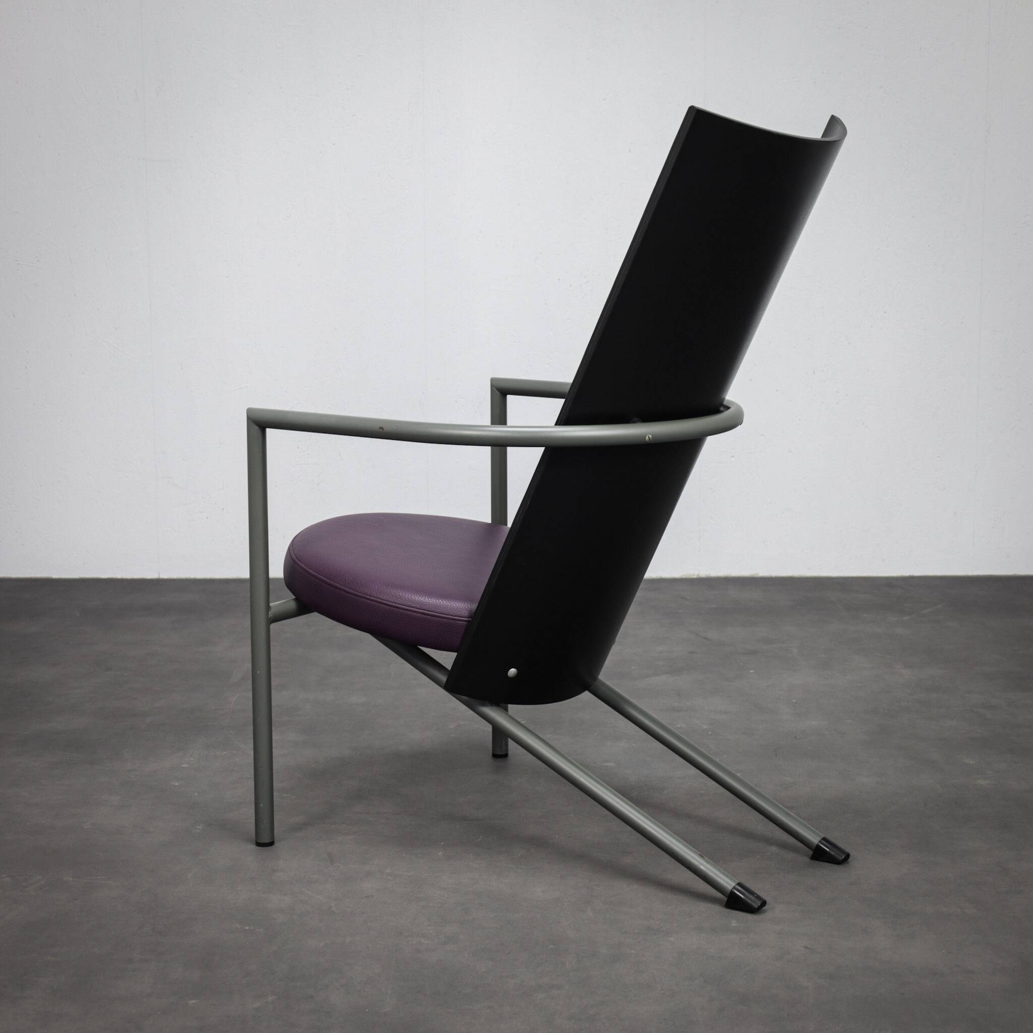Pair of postmodern armchairs with side table (1980s)