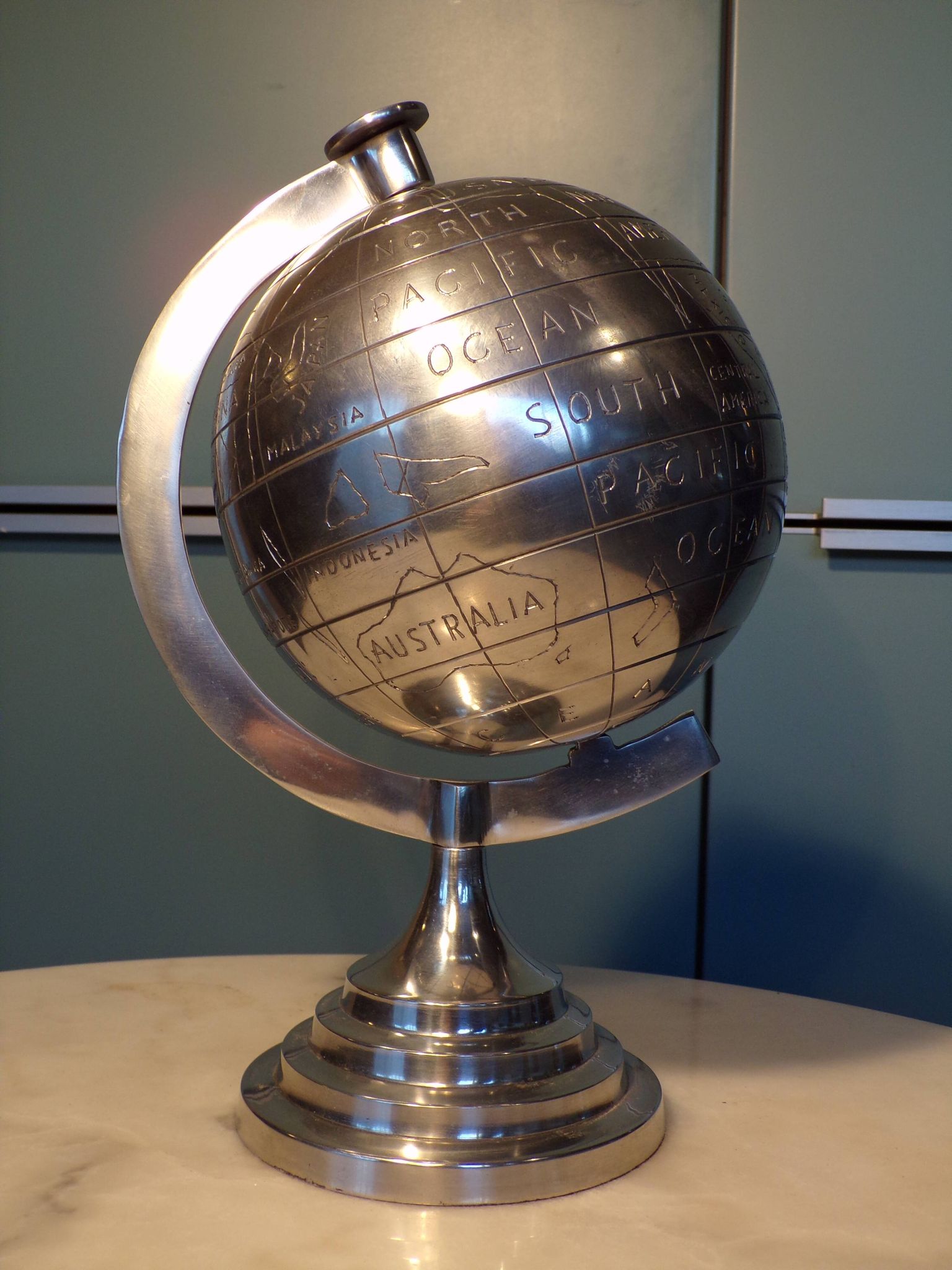 Globe terrestre en métal