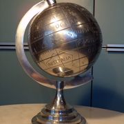 Globe terrestre en métal