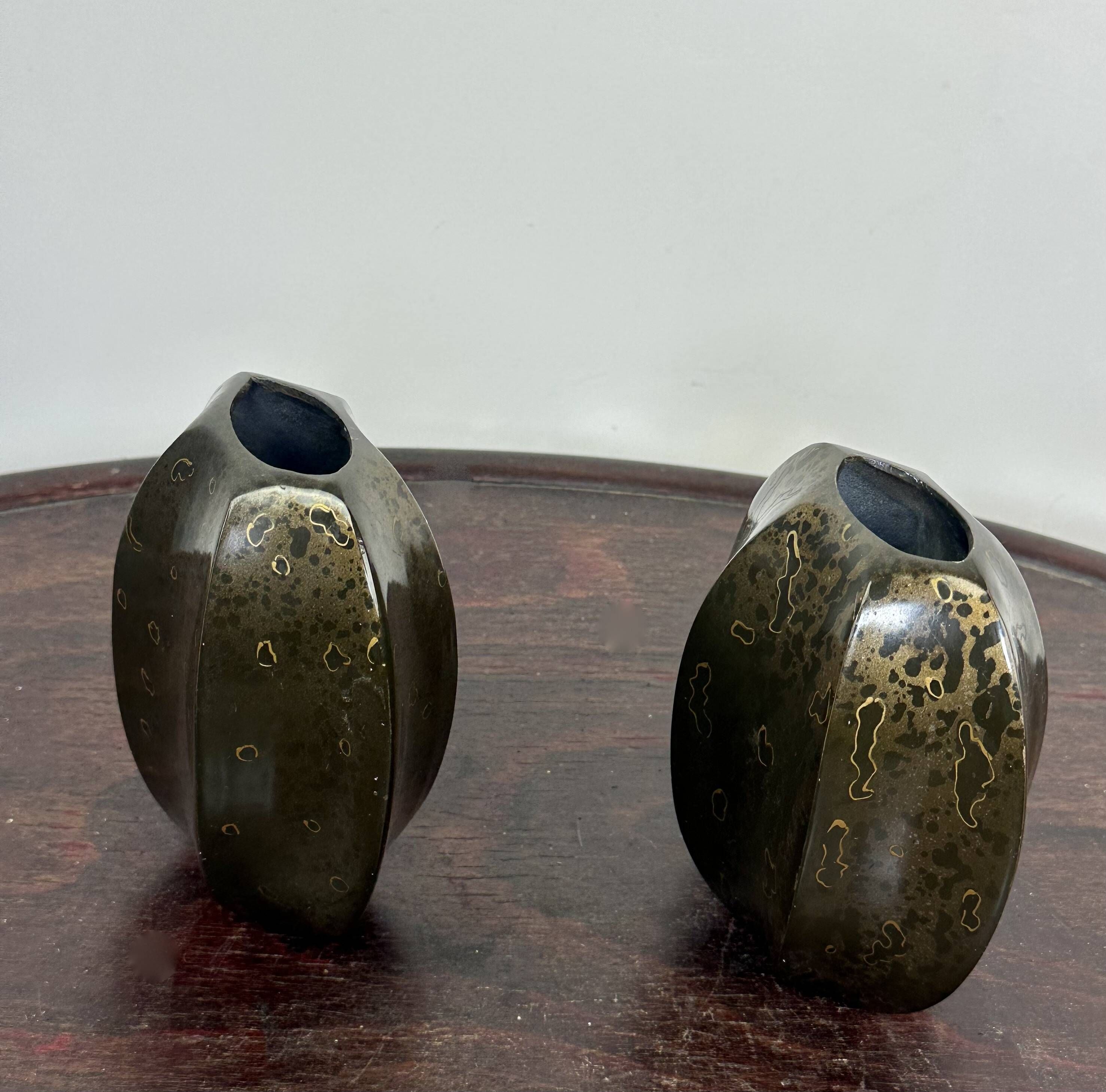 Paire de petits vases méplats époque Art Déco en dinanderie
