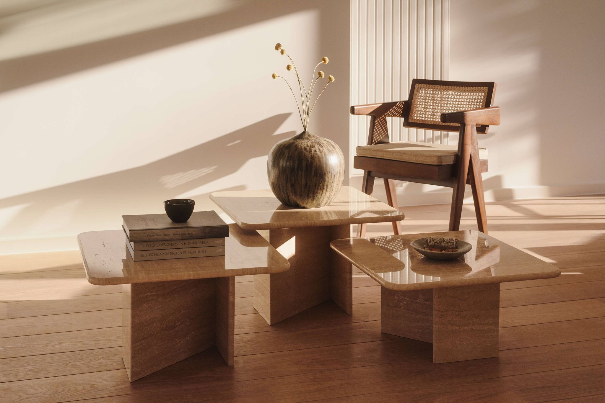 Ensemble de tables basses empilables en travertin