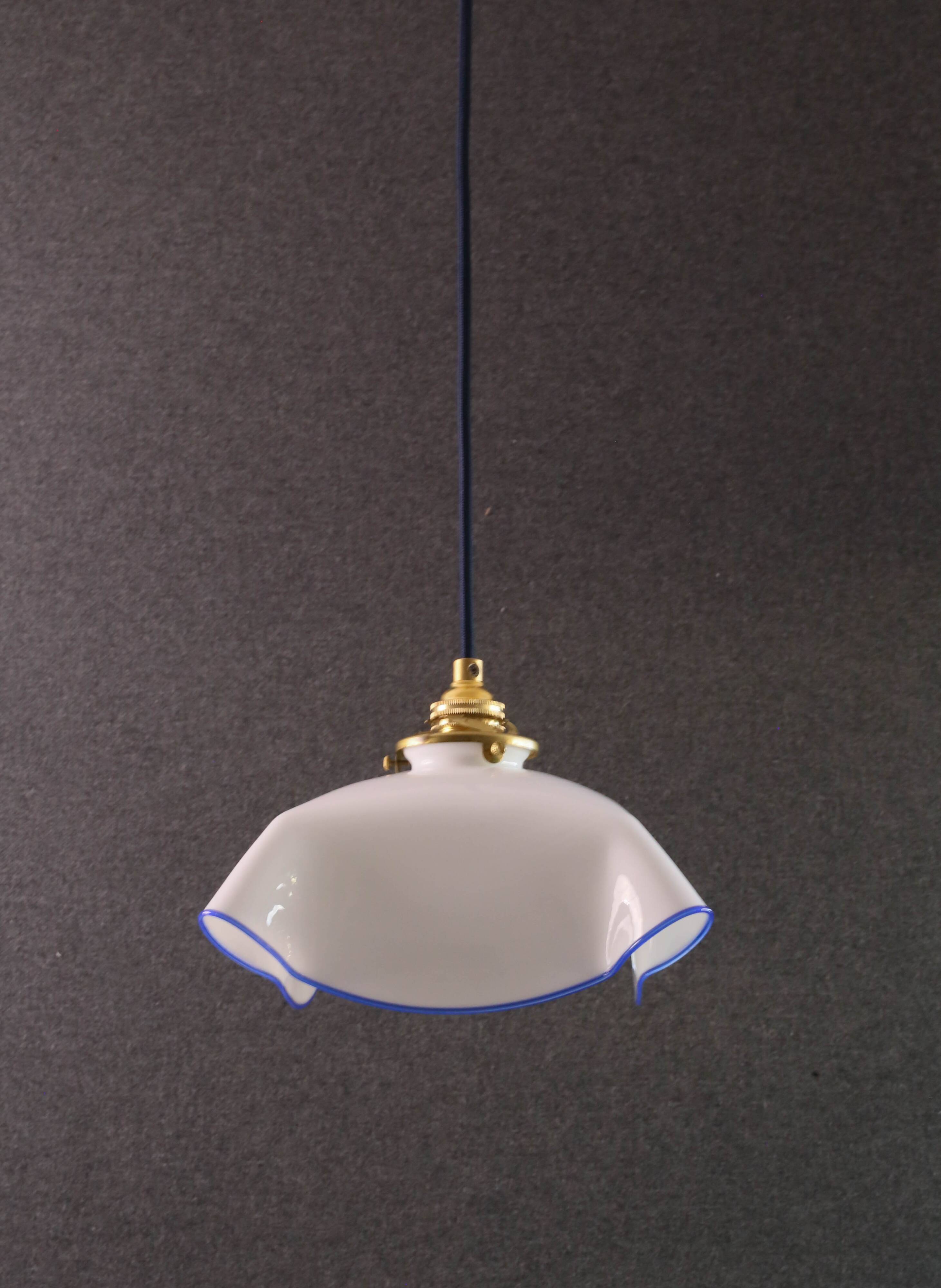 Suspension ancienne en opaline blanche avec filet translucide bleu, suspension française  circa 1950