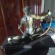 sculpture en bronze atlhète pliant une barre de fer de Jean de Roncourt sur un socle en marbre art déco