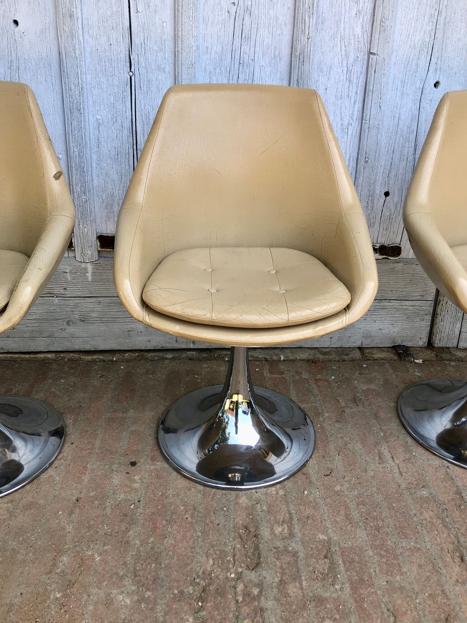Set of 4 chairs tulip armchairs in beige skaï 1970