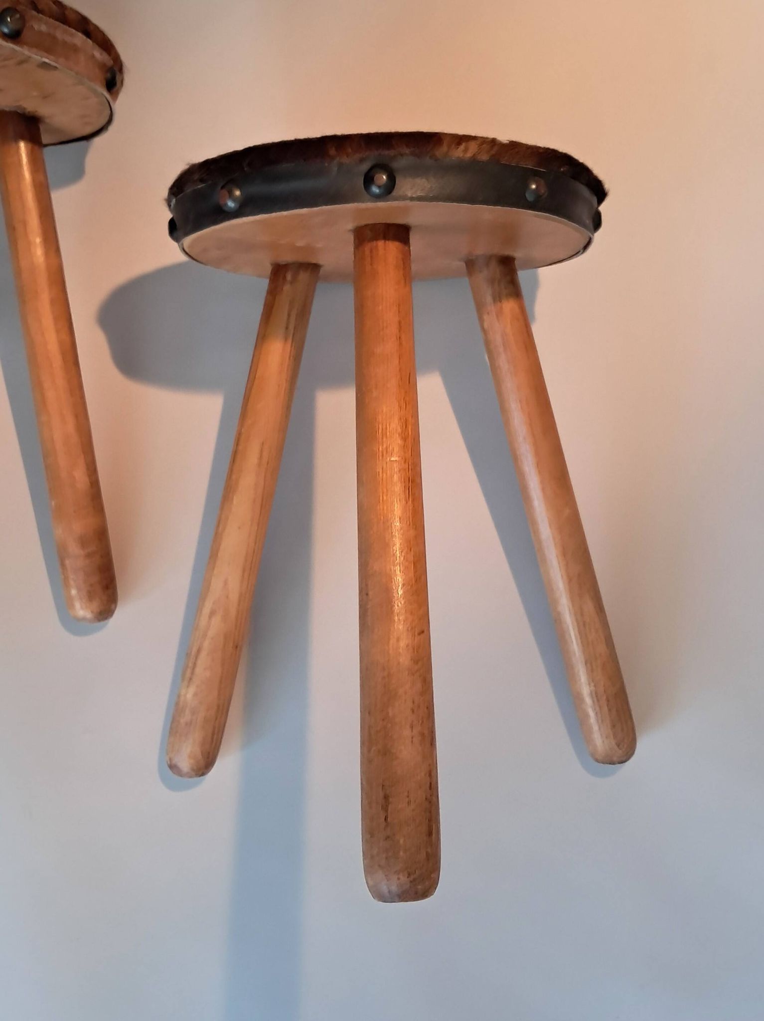 Paire de tabourets tripodes brutaliste 1950/1960.