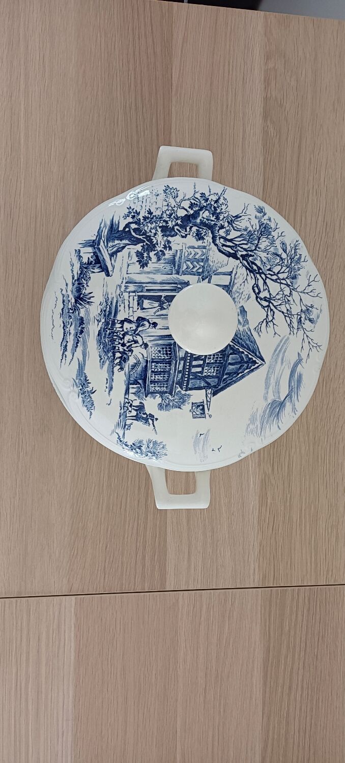 Tiled tureen Gien Wedgwood blue décor