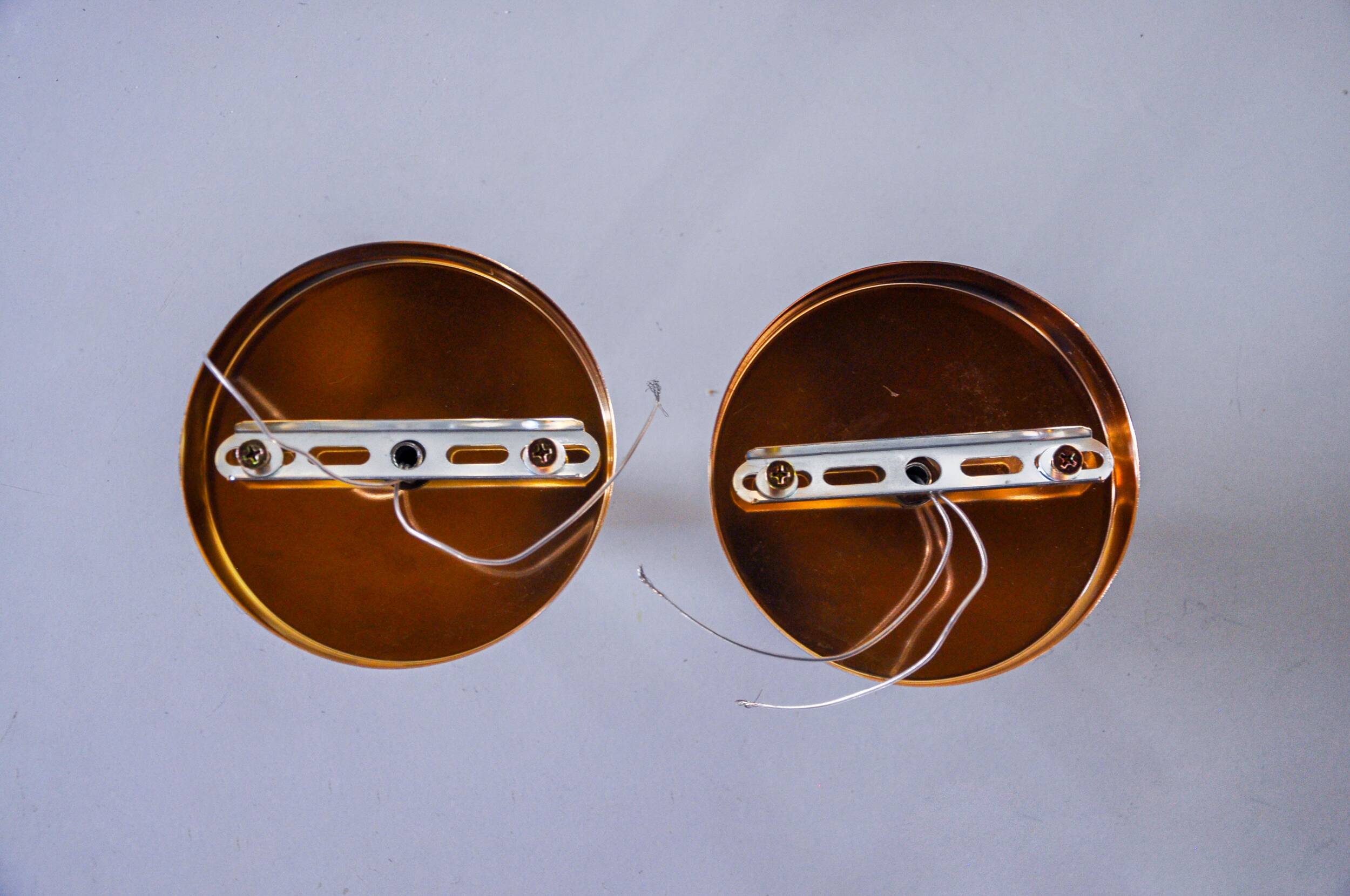 Pair of "cocoon" wall lights, resin and pine, Italy, 1970