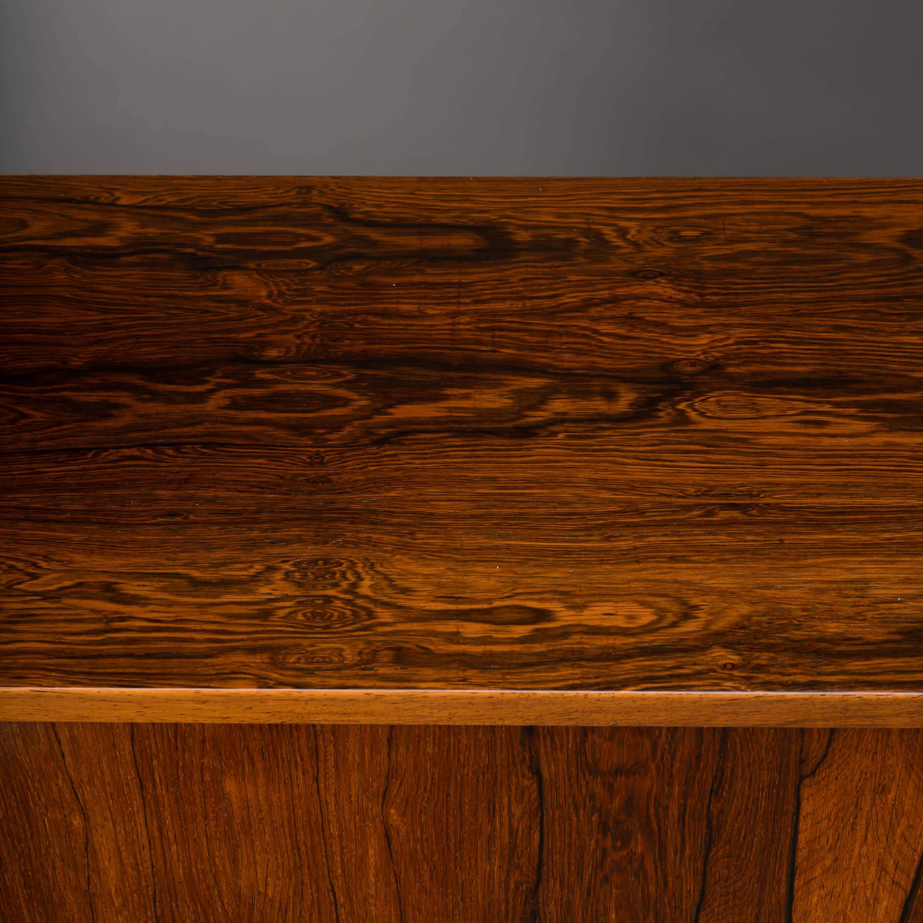 Buffet en palissandre haut avec portes tambour fabriqué par Farstrup, années 1960.