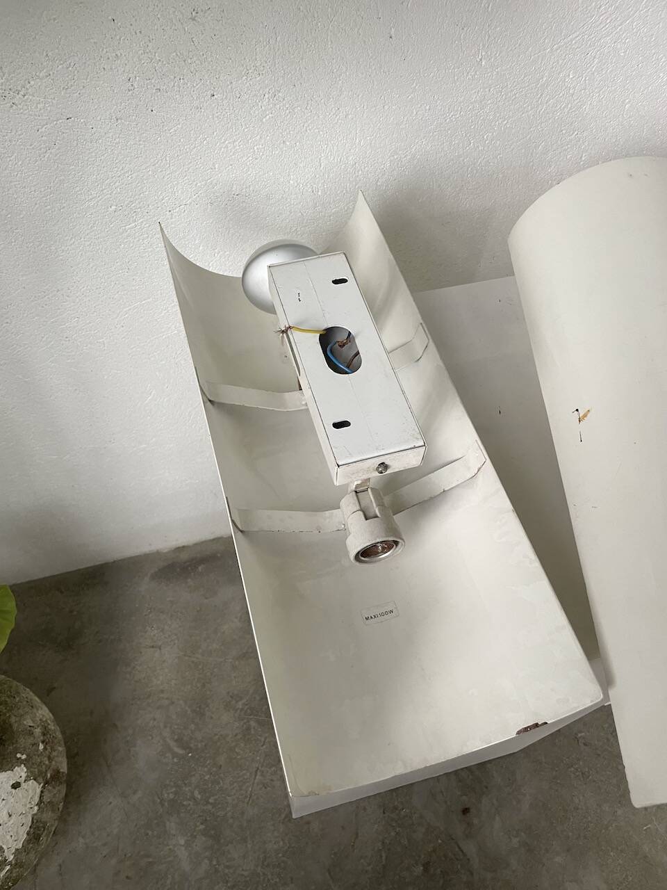 Pair of Parscot wall lights in white lacquered metal from the 80s