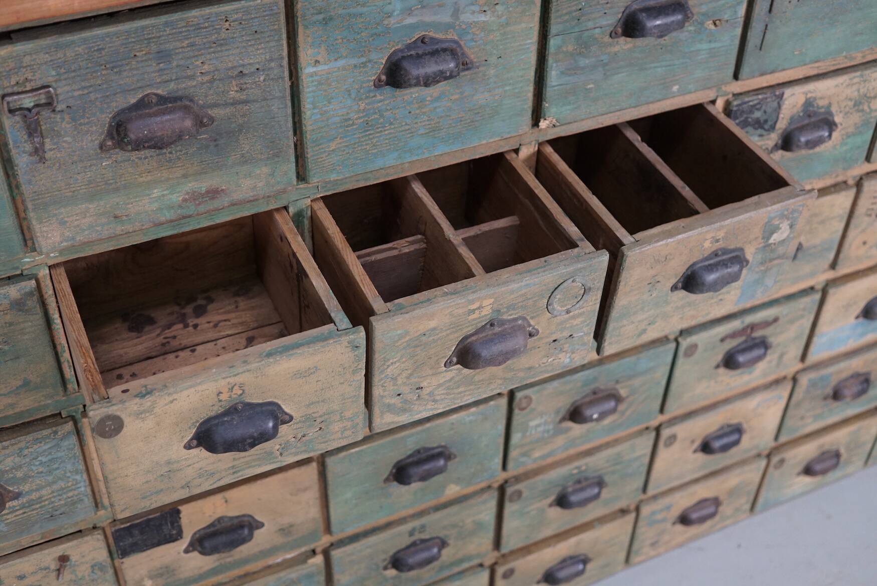 Meuble de quincaillerie industriel en pin peint, France années 1950