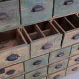 Meuble de quincaillerie industriel en pin peint, France années 1950