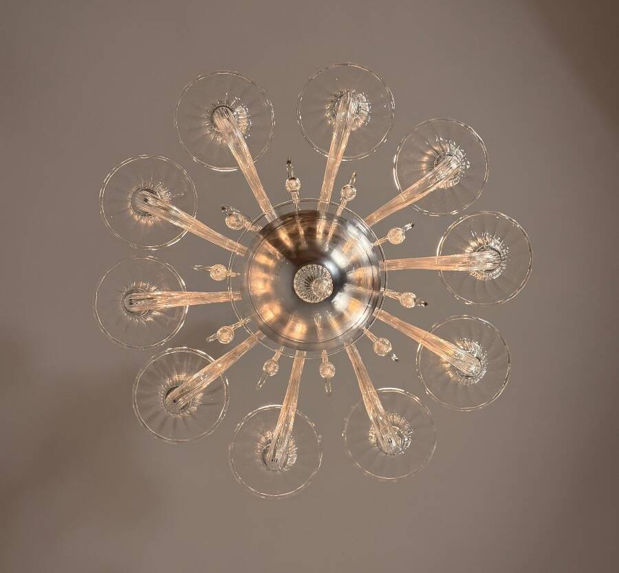Venetian chandelier in transparent Murano glass with 10 light arms, circa 1980.