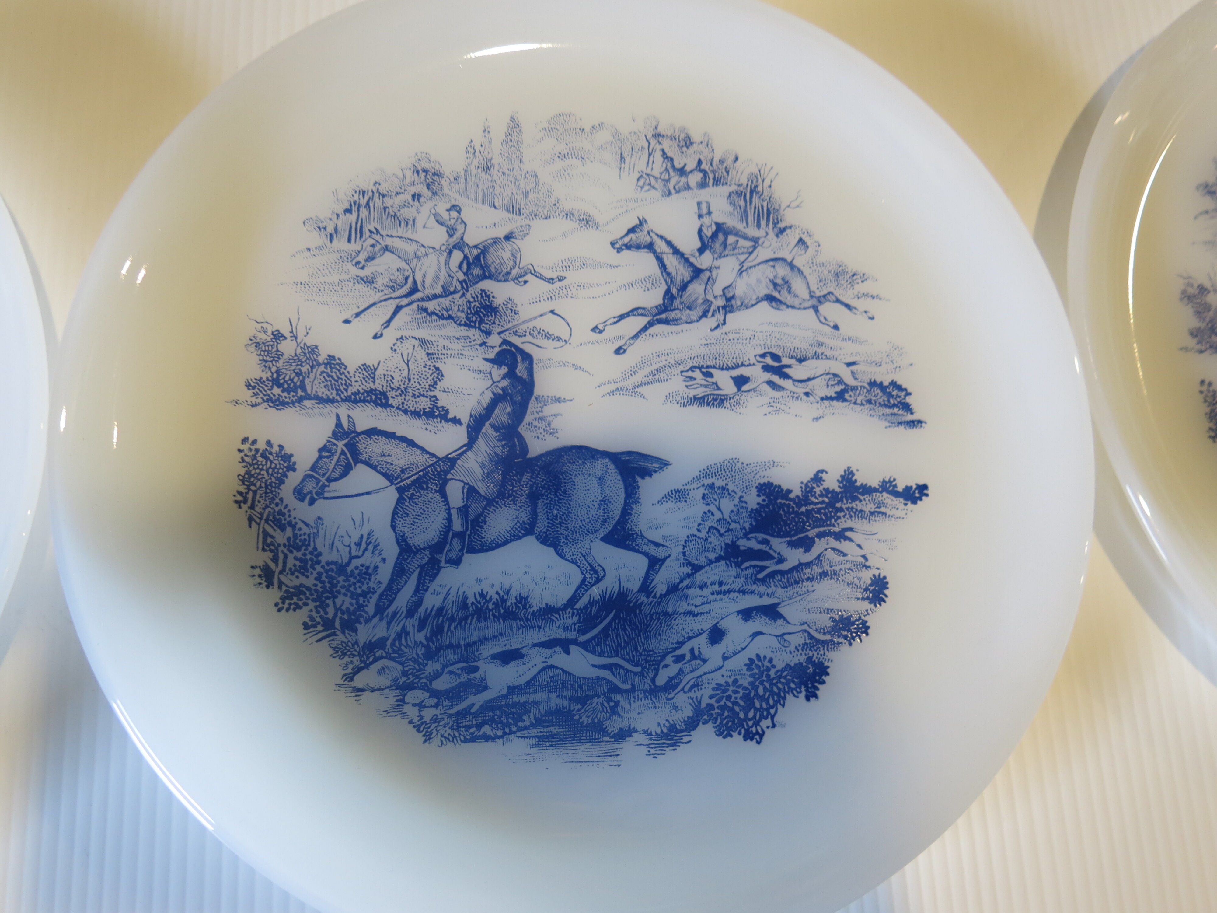 6 hollow plates from Arcopal in good condition