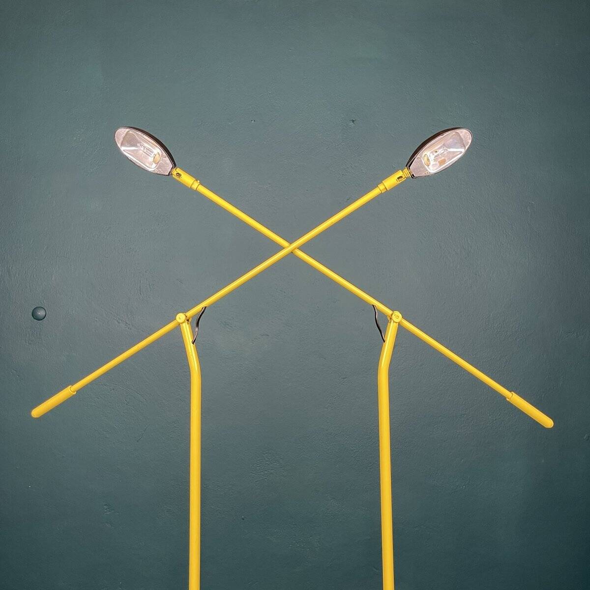 Lampadaires sur pied industrielles jaunes du milieu du siècle, Yougoslavie, années 1960, lot de 2
