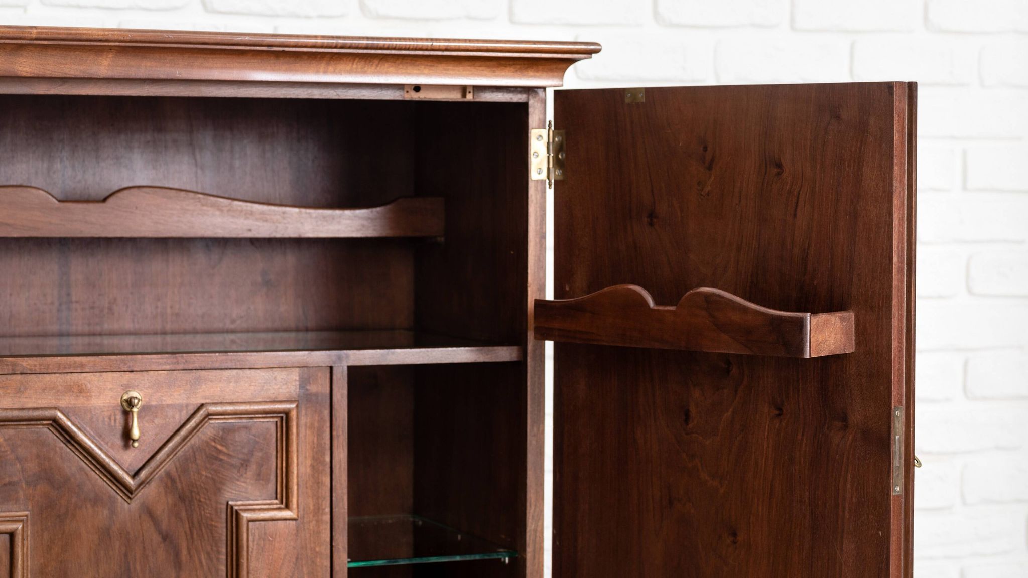 Bar cabinet by Muebles Casas