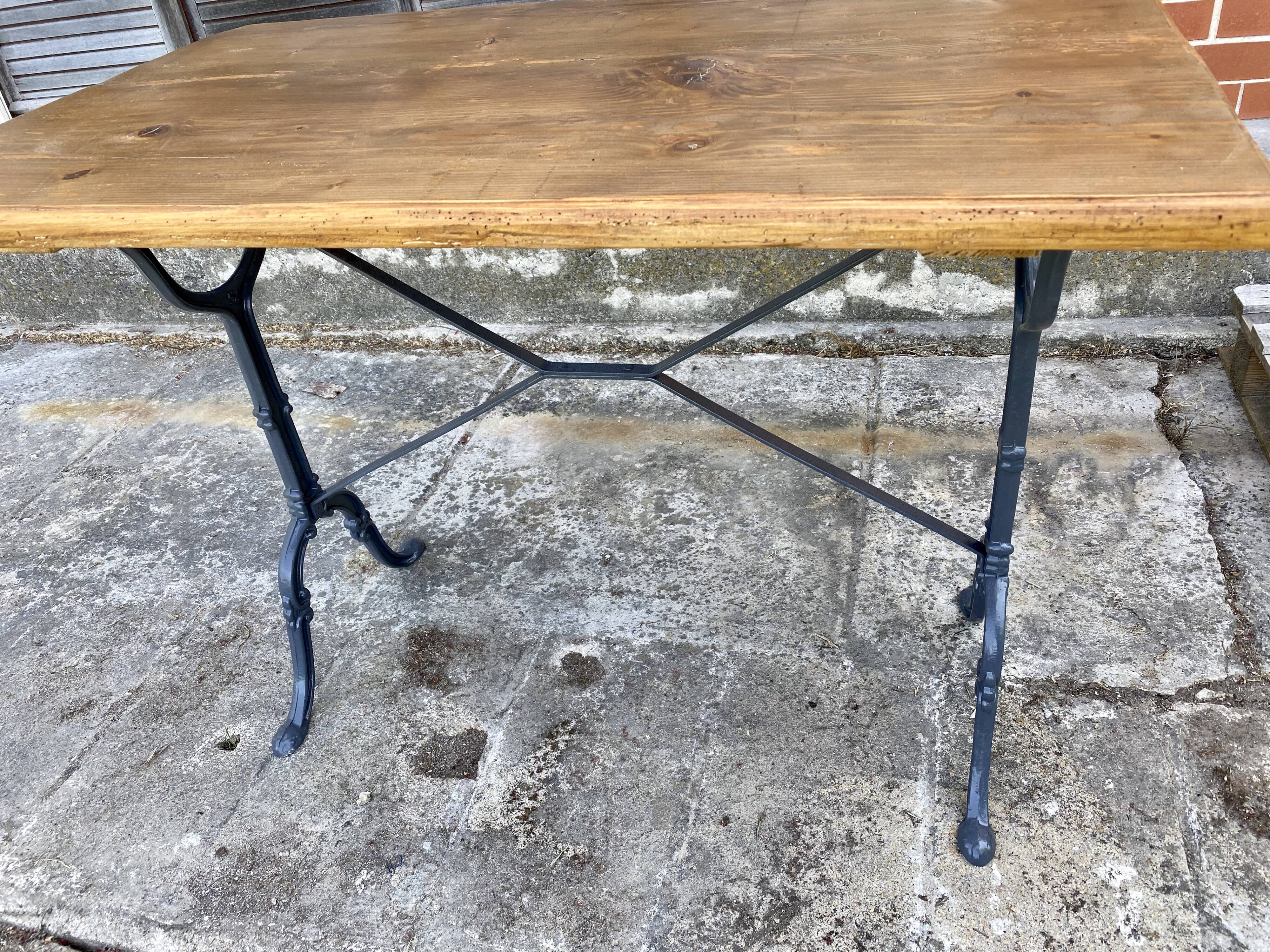 Table bistro feet cast cast plateau solid wood