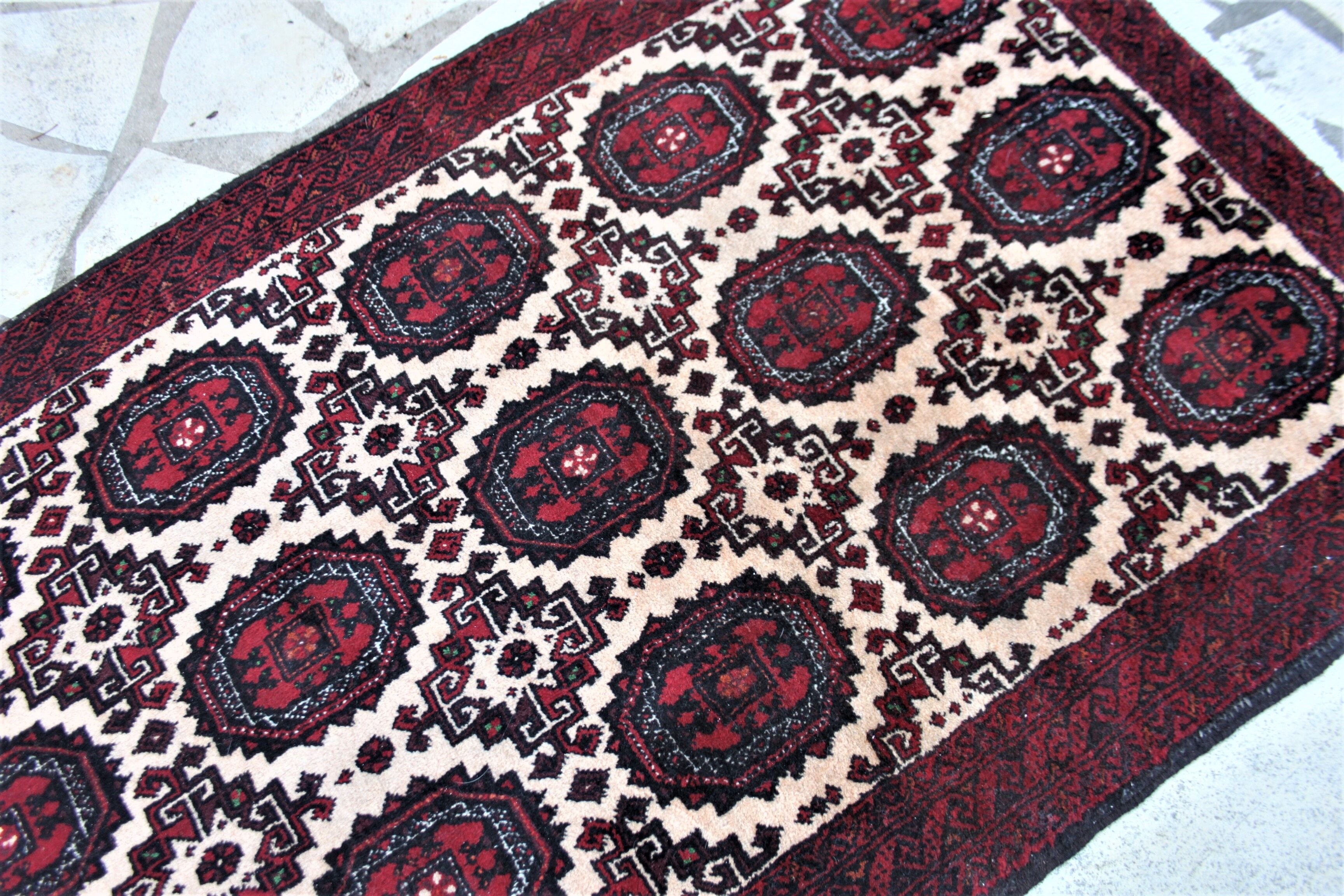 Ancient Persian carpet. 194 x 102 cm.