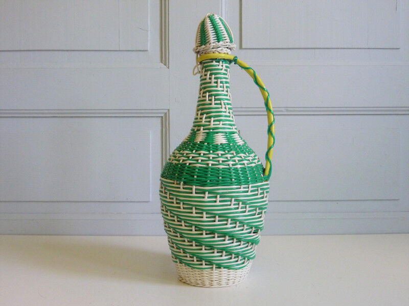 Green and white scoubidou bottle