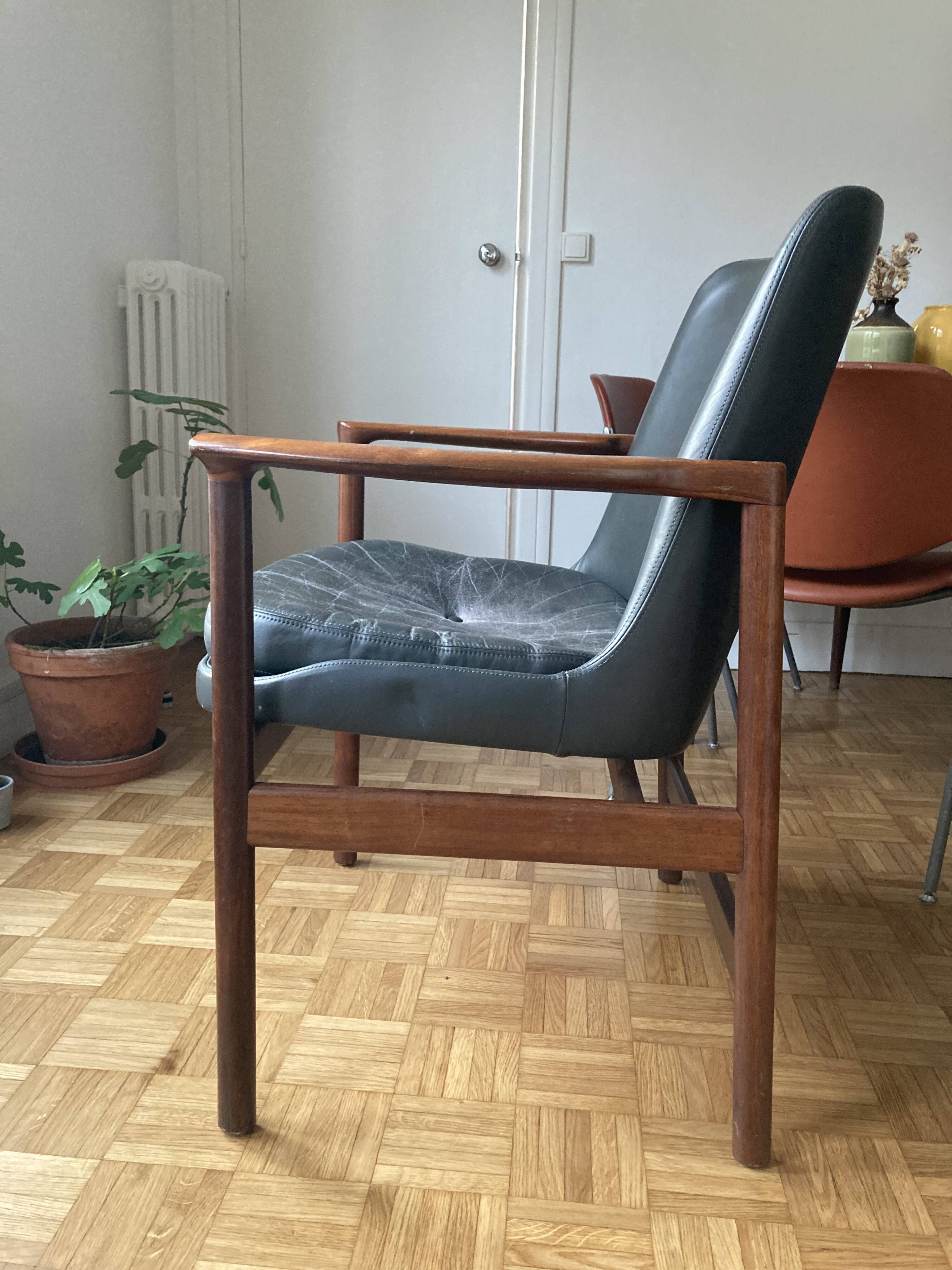 Fauteuil scandinave en cuir et bois