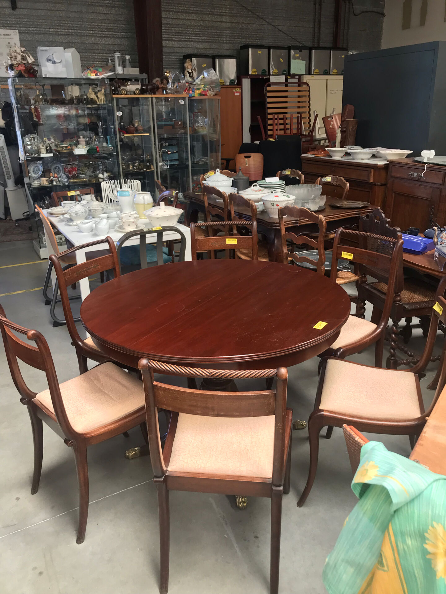 Round extendable dining table for six people, mahogany.