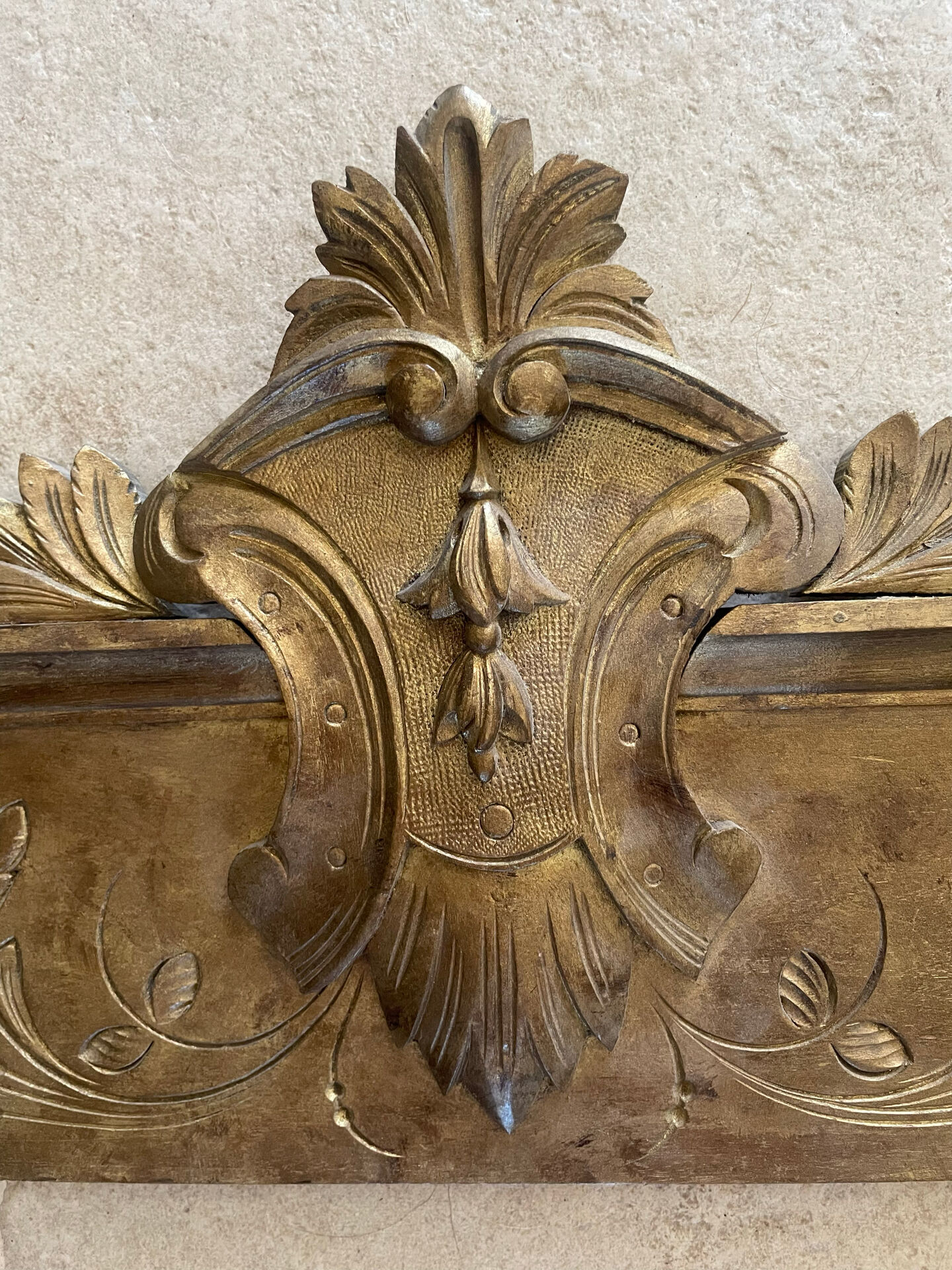 Fronton en bois doré