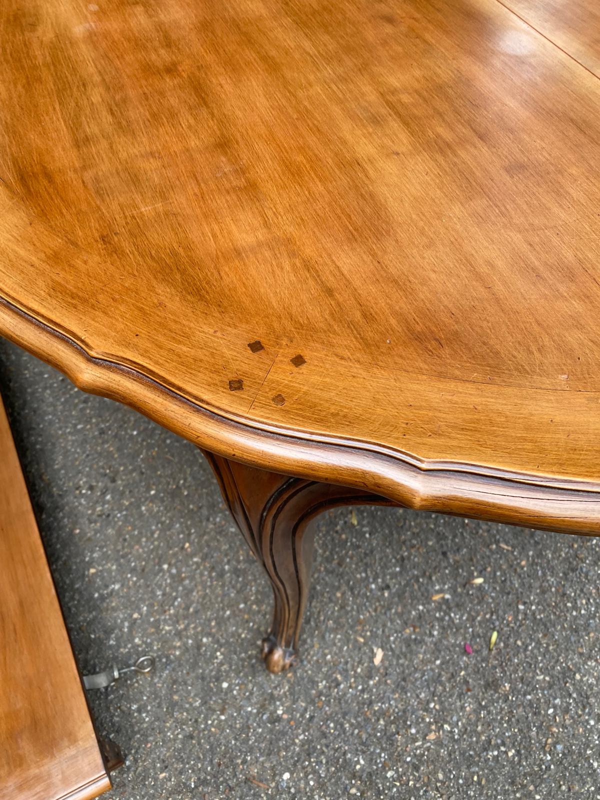 Round extendable dining table Louis XV in solid wood from the 1960s.