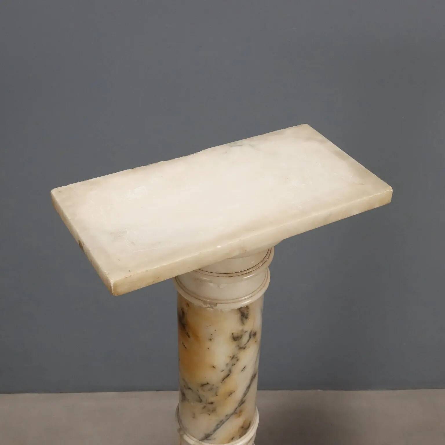 Colonne ancienne en albâtre à décorations géométriques XIXe siècle
