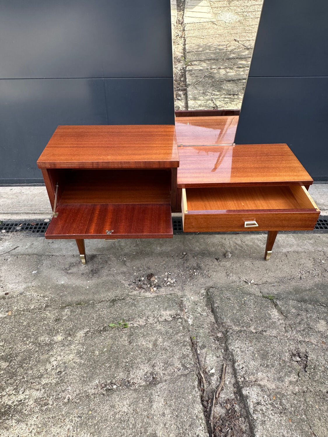 Furniture with a mirror