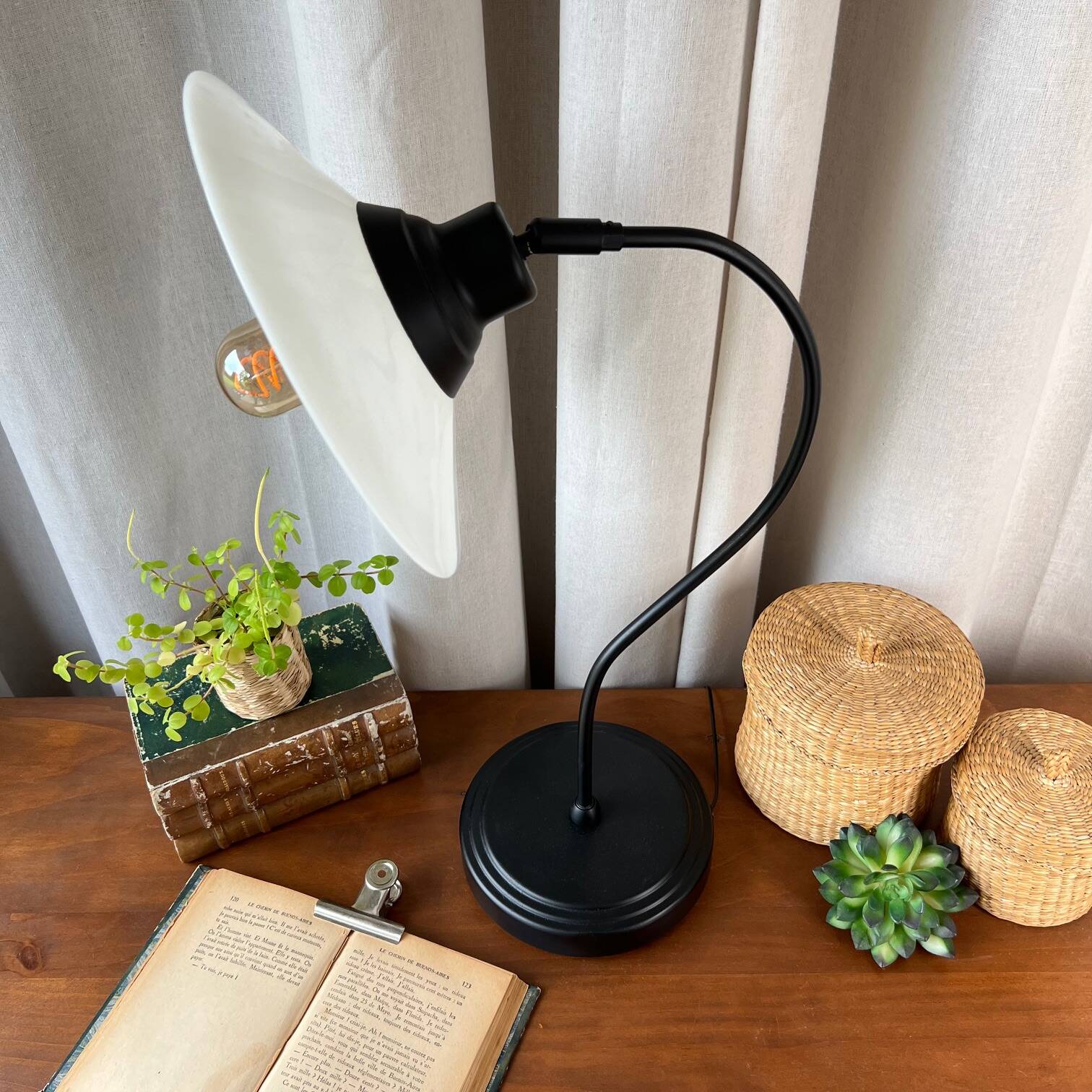 Lampe vintage en métal et opaline