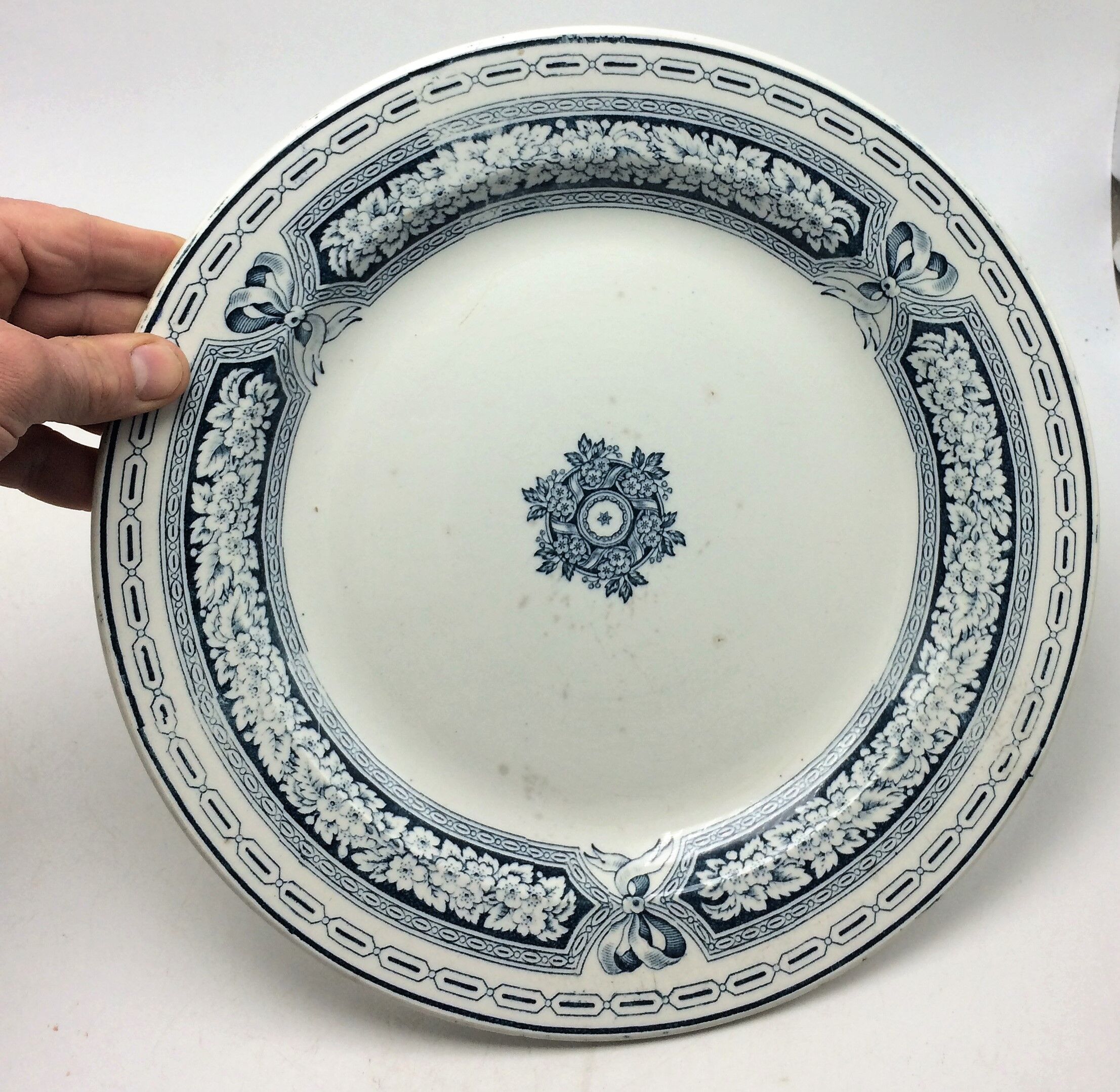 Round dish in st. Amand earthenware and Hamage model English diametre 29.7 cm