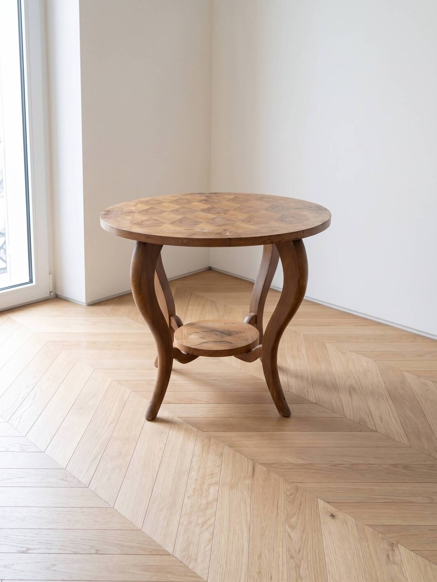 Table basse ronde en marqueterie de noyer Art Déco