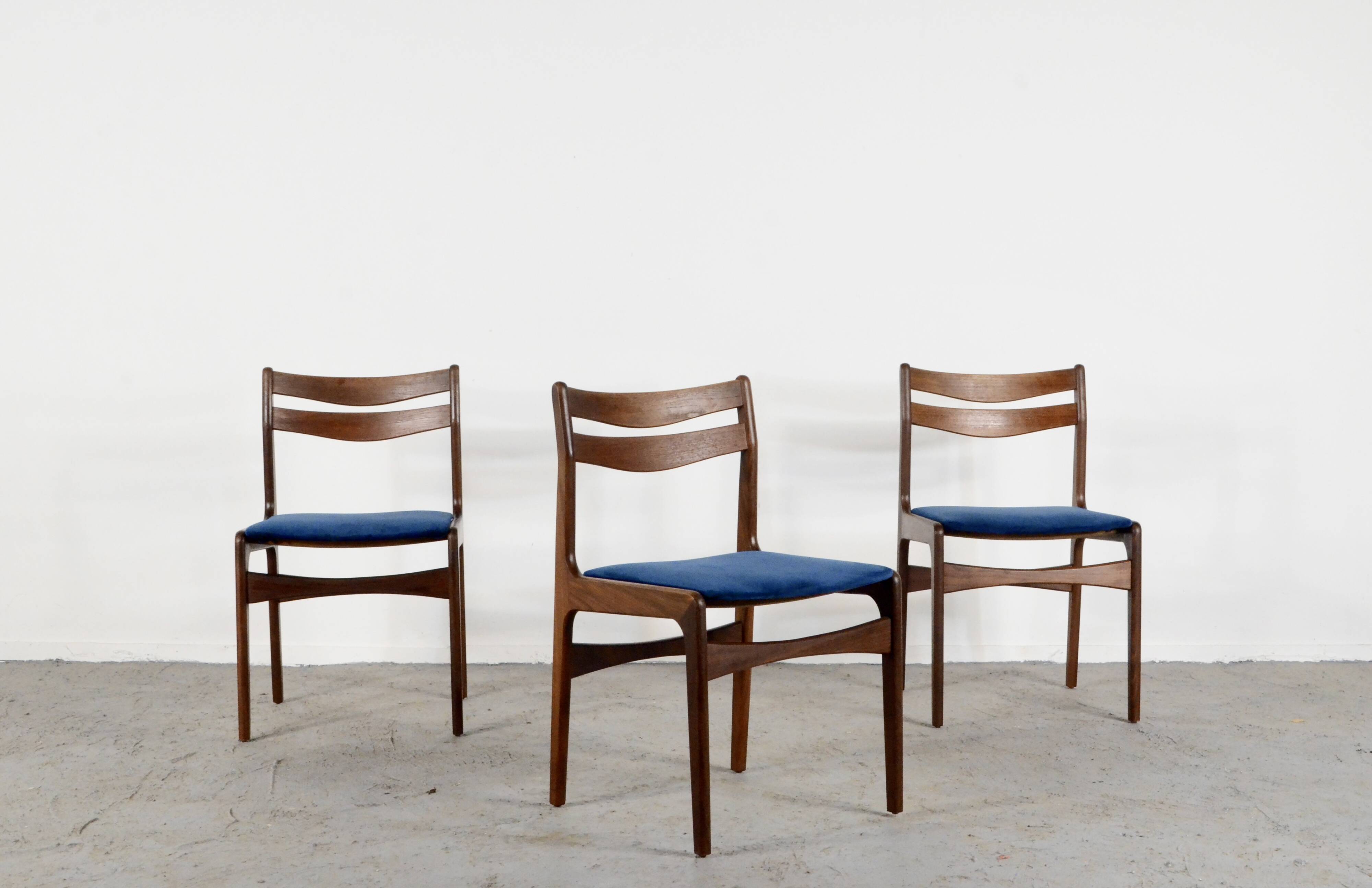 4 chaises en teck et velours bleu marine, milieu XXème