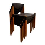 Quatre chaises en plastique