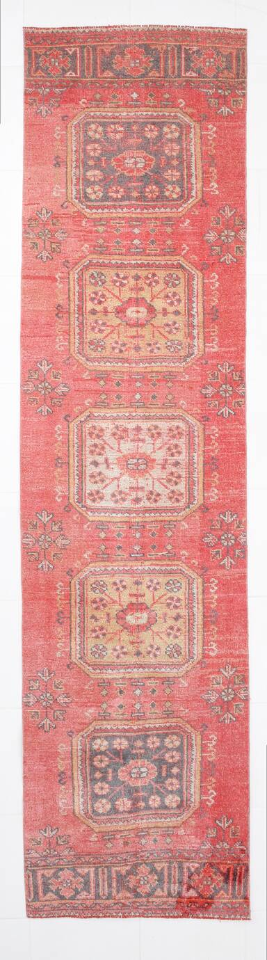 Tapis couloir vintage corail et beige aux motifs orientaux adoucis