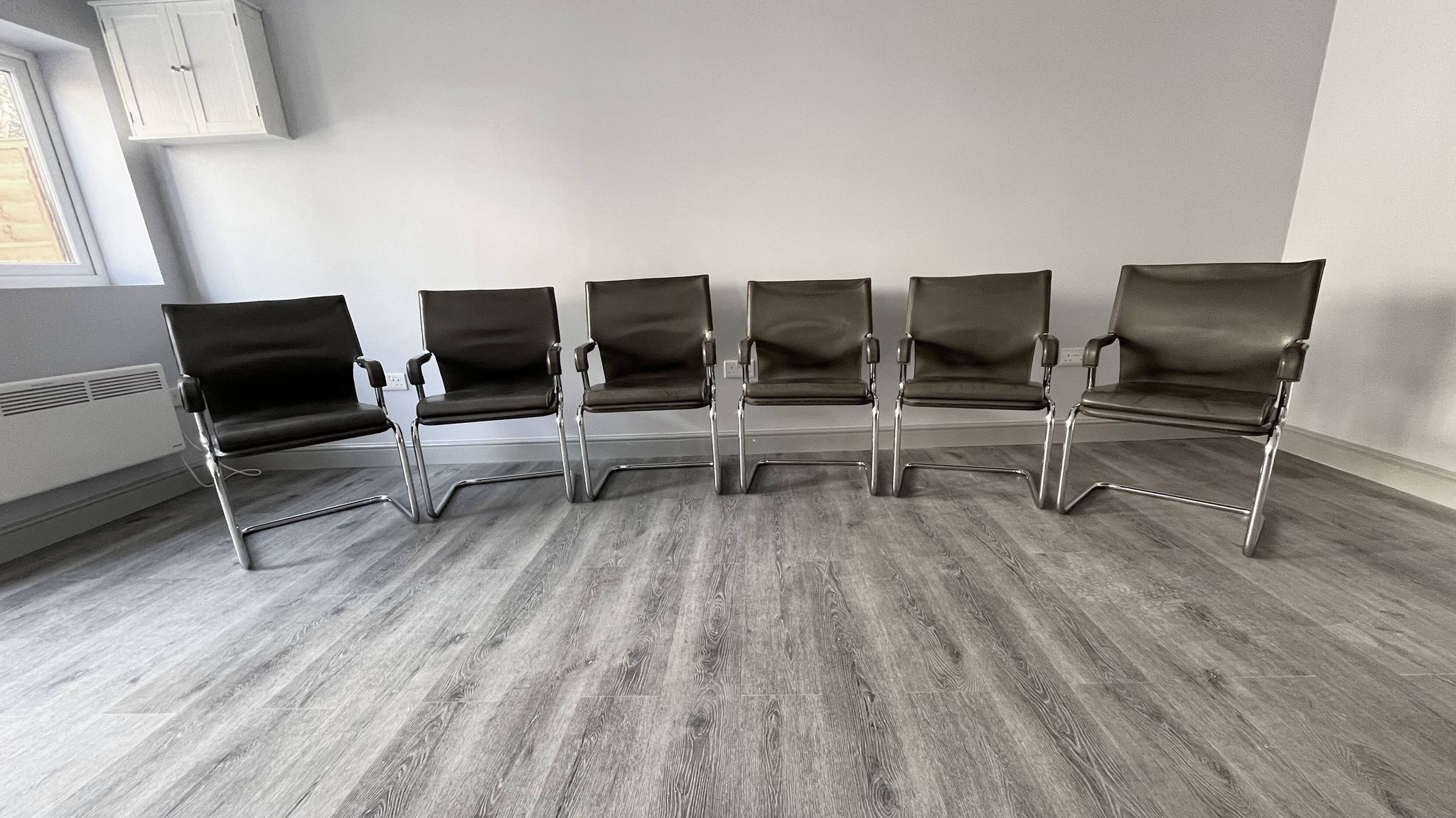 Set of 6 Uno chairs in grey leather on tubular chrome cantilevered frames