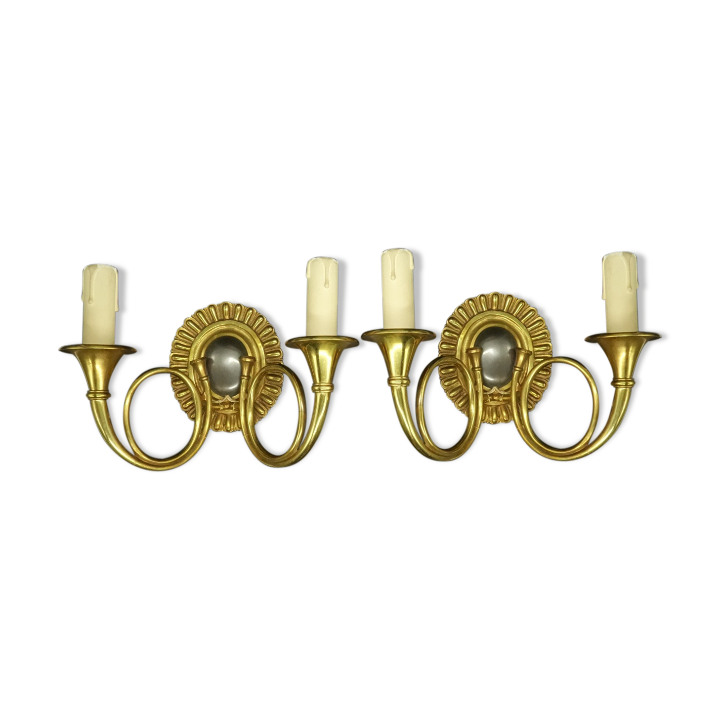 Pair of appliques to hunting horns