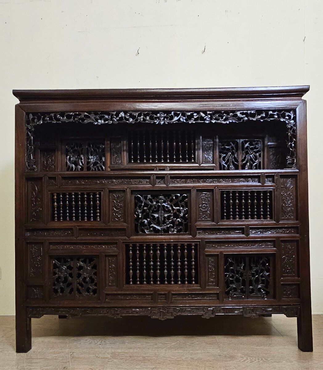 Asia 19th century: antique cabinet carved in mahogany (Chinese or Indochinese art)
