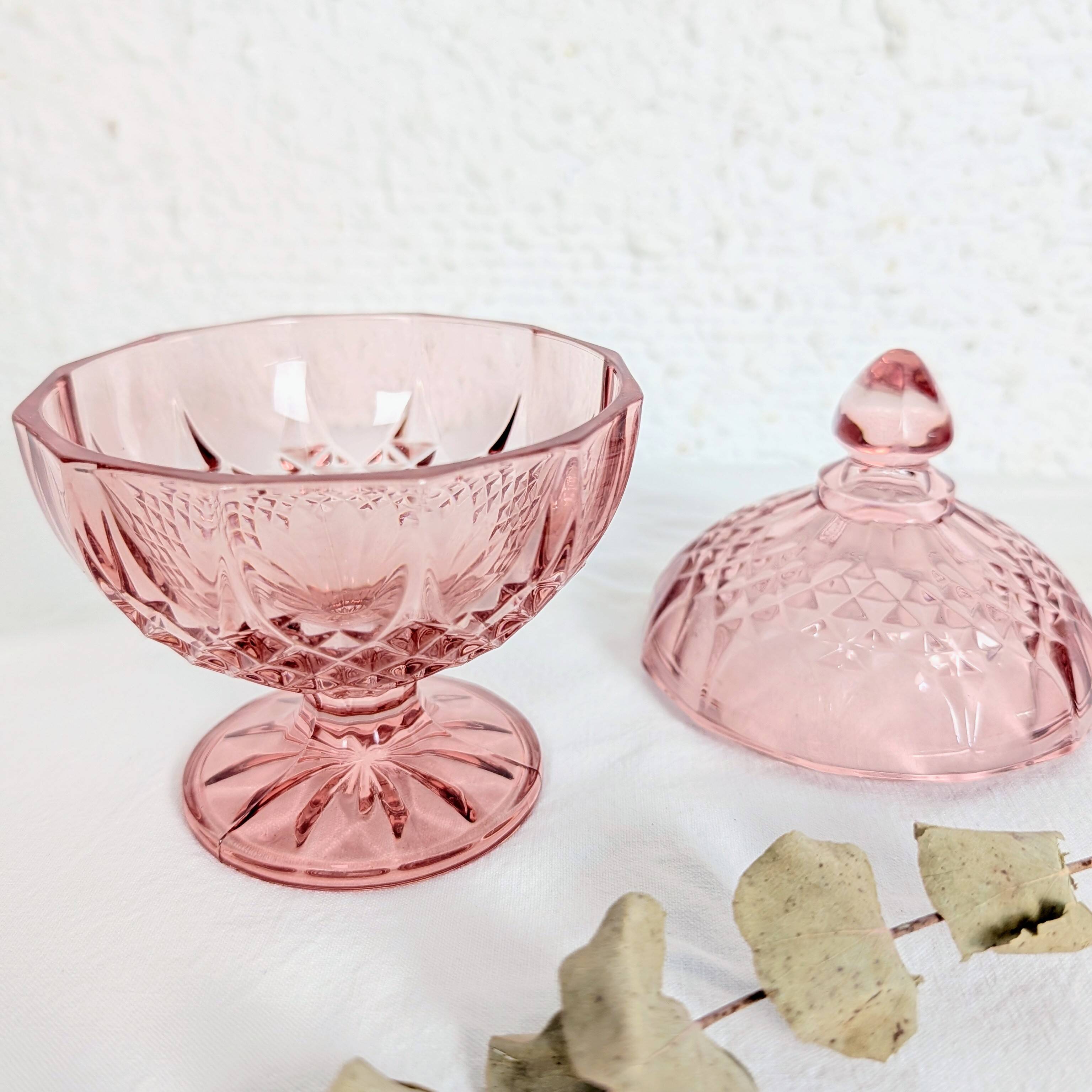 Bonbonnière rose en verre