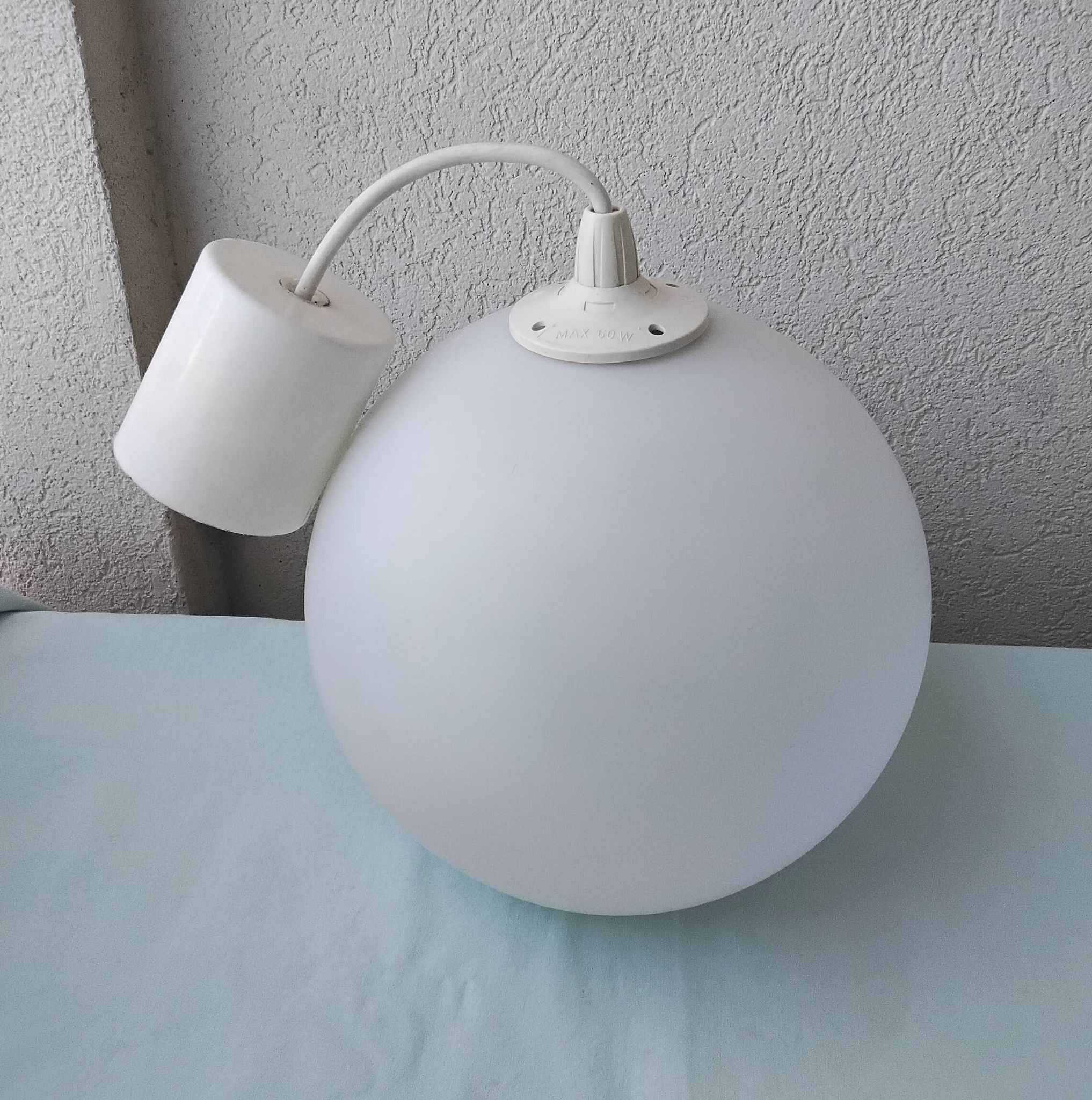 Suspension in white opaline