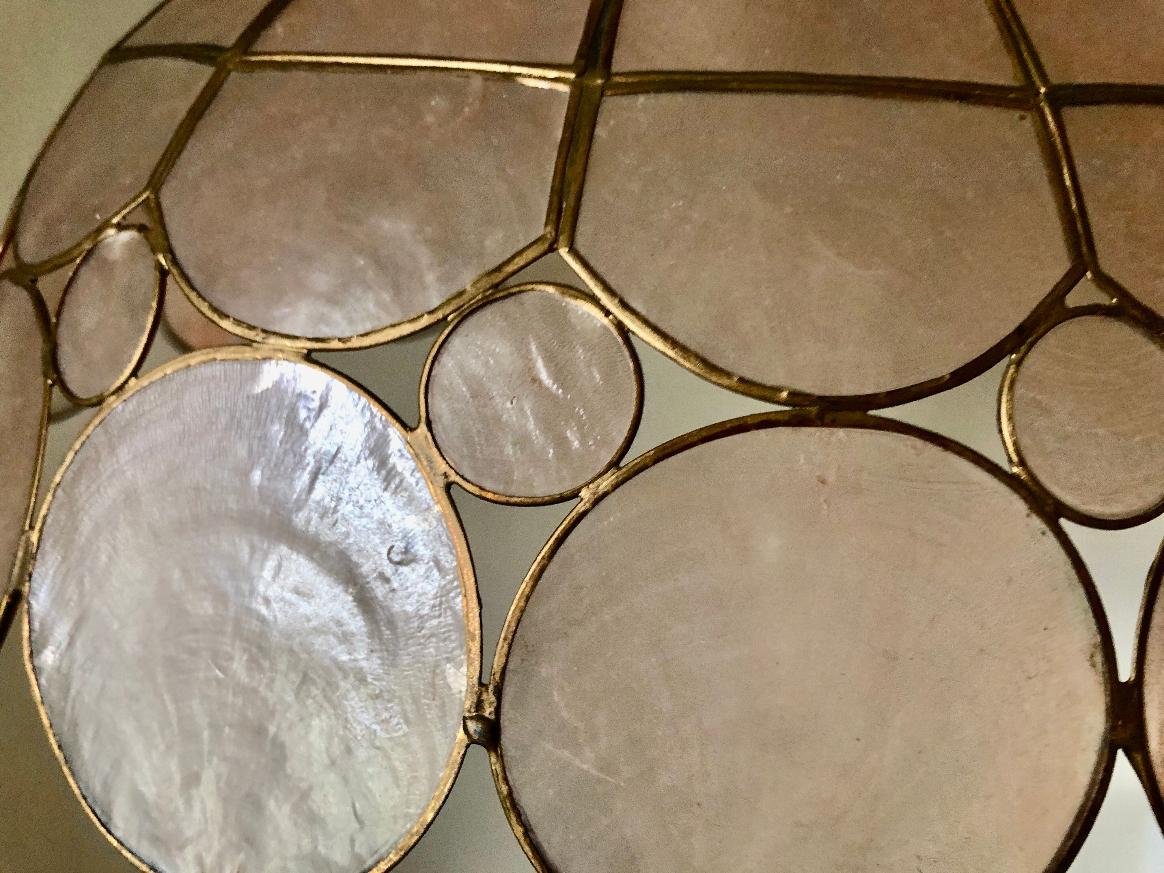 Suspension in pink mother-of-pearl and brass