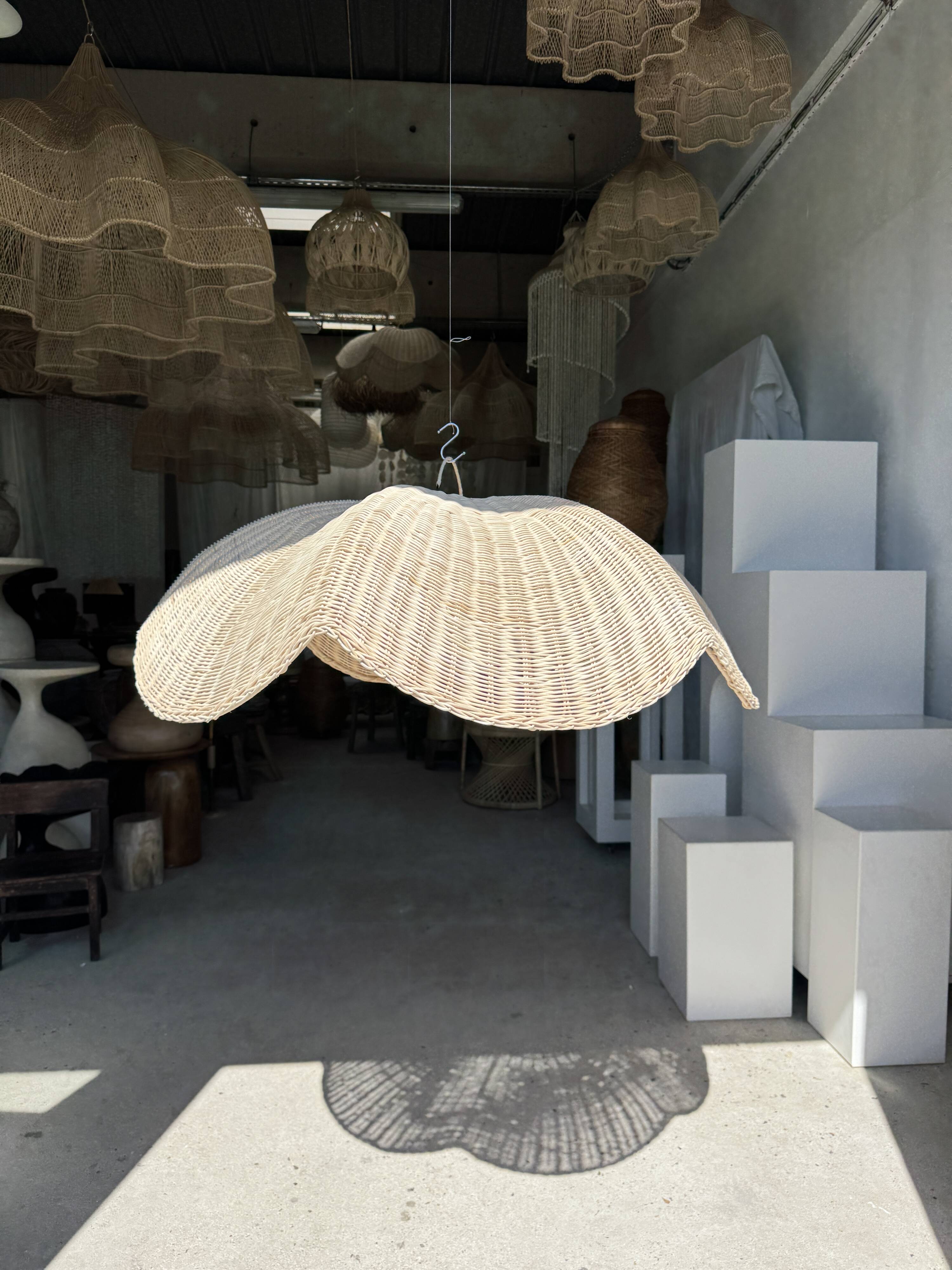 Large suspension or lampshade in flat woven tulip flower rattan H35 D