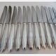 12 couteaux en métal argenté