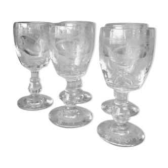 Suite de 5 verres a pied pour digestif en verre