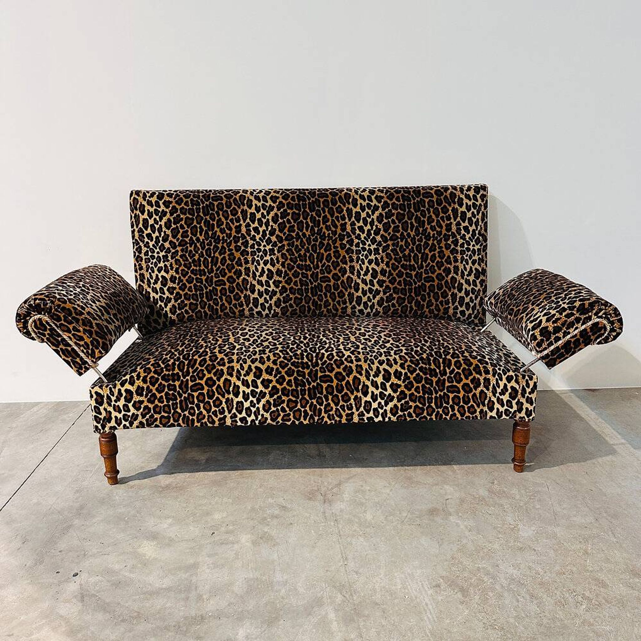Sofa vintage en velours léopard / sofa mural avec accoudoirs rabattables, France.